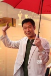 刘佩琦撑伞雨中亮相红毯 微笑挥手难掩心情激动