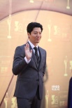 演員李東健亮相紅毯揮手致意 穿西裝文質(zhì)彬彬