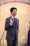 演員李東健亮相紅毯揮手致意 穿西裝文質(zhì)彬彬