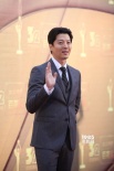 演員李東健亮相紅毯揮手致意 穿西裝文質(zhì)彬彬