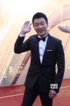 佟大为冒雨走金鸡百花红毯 西装革履显绅士风度