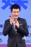 佟大為手捧獎杯亮相后臺 打電話報喜訊面露喜色