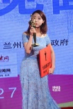 邓家佳获最佳女配亮相后台 亲吻奖杯喜不自胜