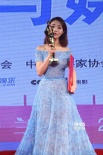 鄧家佳獲最佳女配亮相后臺 親吻獎杯喜不自勝