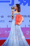 鄧家佳獲最佳女配亮相后臺(tái) 親吻獎(jiǎng)杯喜不自勝
