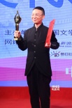 最佳编剧李樯获奖后亮相后台 面色平静气质淡定