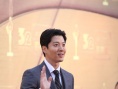 演員李東健亮相紅毯揮手致意 穿西裝文質(zhì)彬彬