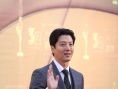 演員李東健亮相紅毯揮手致意 穿西裝文質(zhì)彬彬