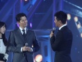 李東健與郭曉冬登臺亮相 笑容溫和獲粉絲尖叫
