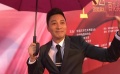 谭耀文亮相百花奖红毯 亲切与影迷挥手致意