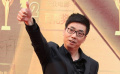 范明“學者范兒”亮相紅毯 攜女伴與影迷親切互動
