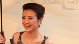 经纬金色长裙亮相红毯 主持历程见证中国电影发展