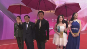 著名导演翟俊杰及其子女亮相红毯 与影迷亲切握手