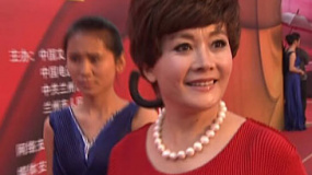 娜仁花亮相金鸡百花电影节红毯 导演表演两不误