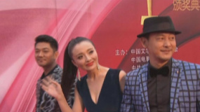 孙茜精干马尾配性感深V 主持开幕式及提名颁奖礼