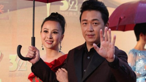 潘粤明亮相百花奖红毯 神情淡定与影迷亲切互动