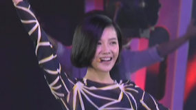 杨子姗劲歌热舞金曲连唱 置身光影世界致敬青春