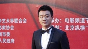 佟大为身着印花西装亮相 与粉丝握手获男配提名