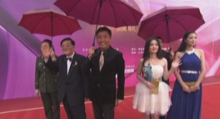 著名導(dǎo)演翟俊杰及其子女亮相紅毯 與影迷親切握手