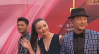孫茜精干馬尾配性感深V 主持開幕式及提名頒獎禮