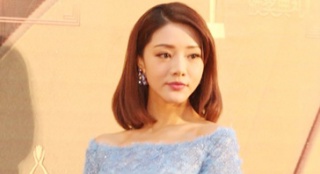 邓家佳着蓝色长裙小露香肩 甜美可爱精灵小美女
