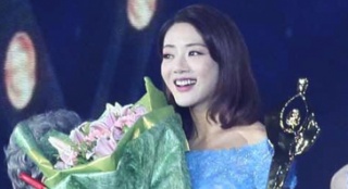 邓家佳喜获最佳女配角奖 首次捧杯难掩兴奋之情