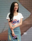 楊冪穿T恤牛仔裙參加公益活動(dòng) 紫色唇彩分外妖嬈