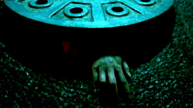 《下水井》曝光恐怖片段 少女走夜路遭拖入地下