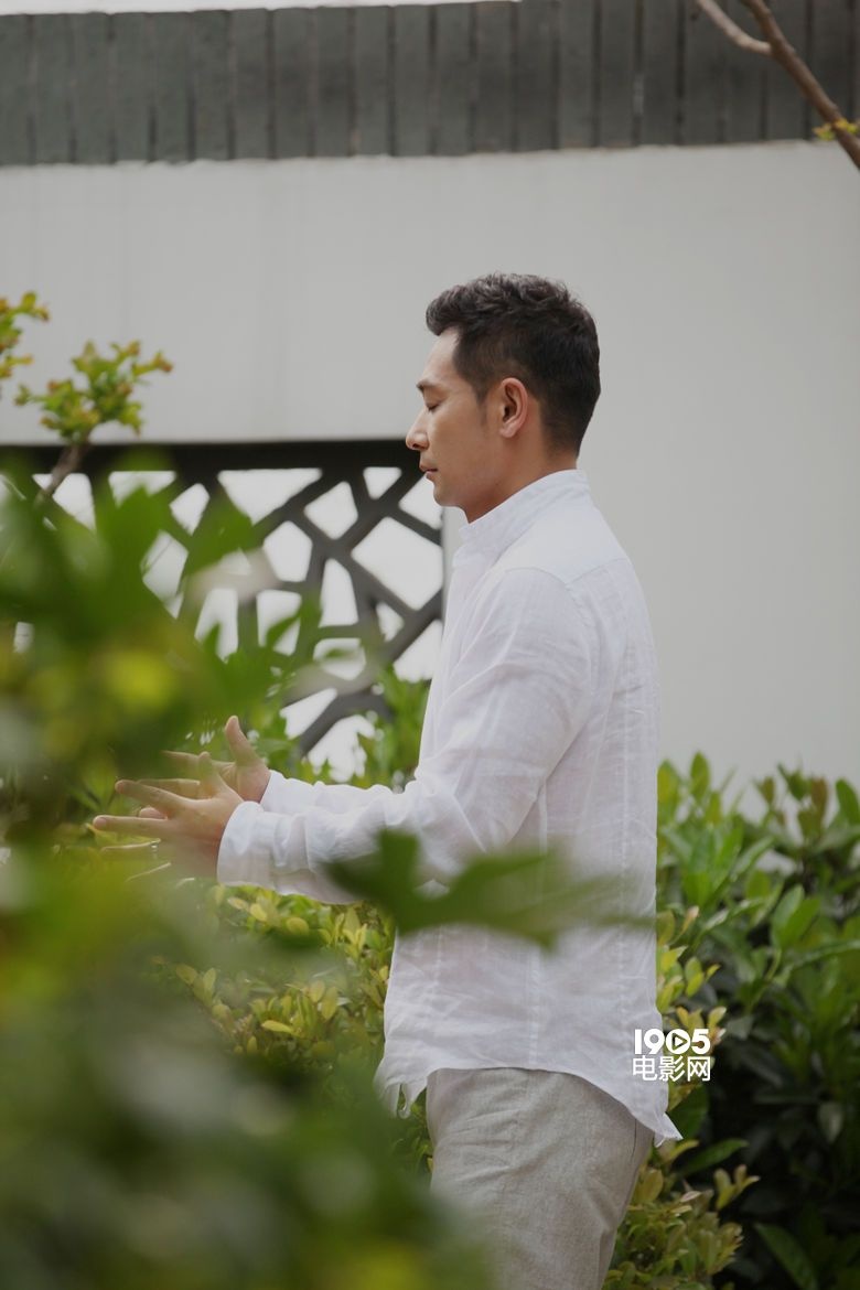 赵文卓《全城通缉》曝剧照 白衣飘逸似太极宗师