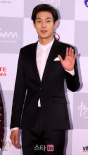 《巨人》主演斩获演员奖 崔宇植亮相红毯心情佳