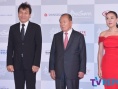 安圣基西裝亮相笑容滿面 姜受延紅色魚尾裙秀香肩