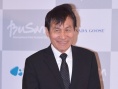 安圣基西裝亮相笑容滿面 姜受延紅色魚尾裙秀香肩