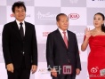 安圣基西裝亮相笑容滿面 姜受延紅色魚尾裙秀香肩