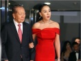 安圣基西裝亮相笑容滿面 姜受延紅色魚尾裙秀香肩
