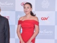 安圣基西裝亮相笑容滿面 姜受延紅色魚尾裙秀香肩