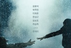 簡(jiǎn)介：韓國(guó)導(dǎo)演奉俊昊首次企劃并制作的電影。該片講述了6名船員所搭乘的漁船“前進(jìn)號(hào)”在茫茫大海中載著偷渡者卷入一場(chǎng)無(wú)可挽回的事件的故事。厚重的海霧充滿(mǎn)了沉甸甸的悲劇意味。