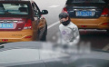 李咏围巾遮脸低调出行 四百万豪车遭路人频频围观