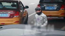 李咏围巾遮脸低调出行 四百万豪车遭路人频频围观