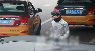 李咏围巾遮脸低调出行 四百万豪车遭路人频频围观