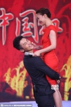 周迅紅袍亮相《紅高粱》發(fā)布會 再現(xiàn)劇中熊抱情景
