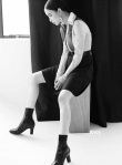 倪妮粗眉硬朗秀长腿 冷色妆容展现“中性美”