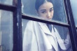 倪妮粗眉硬朗秀長腿 冷色妝容展現(xiàn)“中性美”