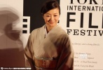 铃木京香亮相东京影节红毯 身穿白色和服显典雅