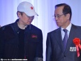 陈美龄助阵中国电影周闭幕 崔健与前首相福田交谈