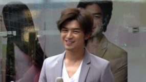 陈柏霖被呼暖男面露羞涩 为粉丝检测发质显亲民