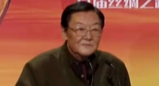 老藝術(shù)家翟俊杰登臺(tái)開(kāi)獎(jiǎng) 激昂寄語(yǔ)共筑電影中國(guó)夢(mèng)