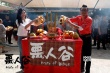 电影《恶人谷》香港开机 吴镇宇逗狗郑中基搞笑