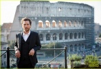 麦康纳赴罗马宣传《星际穿越》 斗兽场前拍写真