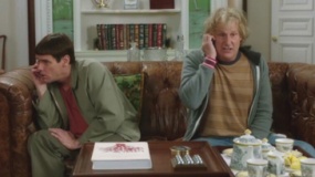 《阿呆与阿瓜2》精彩片段 金·凯瑞憨友接电话搞笑