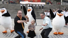 《马达加斯加的企鹅》全球首映 百人跳舞快闪魔都